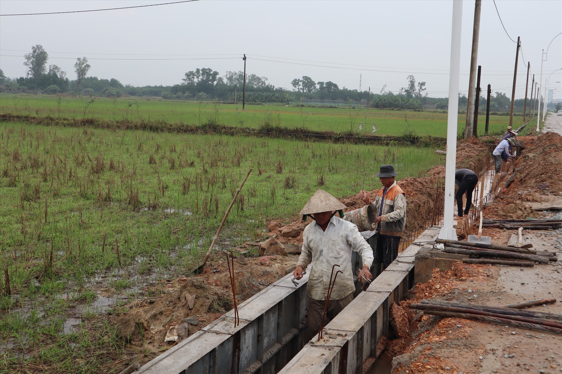 Đầu tư nâng cấp công trình thủy lợi để tạo điều kiện thuận lợi nhất cho sản xuất. Ảnh: Tiến Dũng.