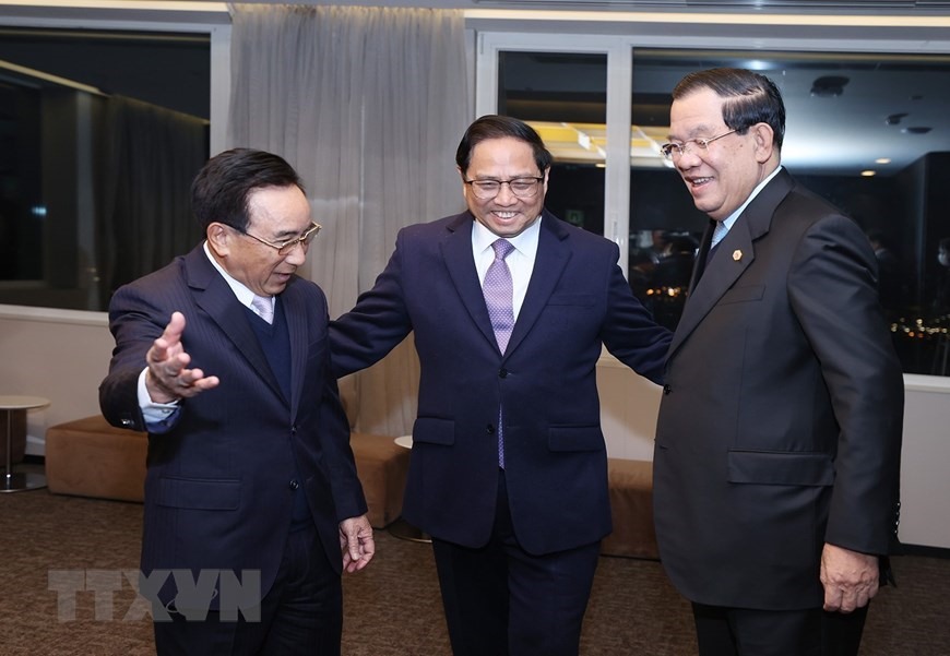 Trong chương trình chuyến tham dự Hội nghị cấp cao kỷ niệm 45 năm quan hệ ASEAN-EU, sáng 14.12, Thủ tướng Phạm Minh Chính cùng Thủ tướng Campuchia Hun Sen (phải) và Thủ tướng Lào có cuộc ăn sáng và làm việc. Ảnh: TTXVN