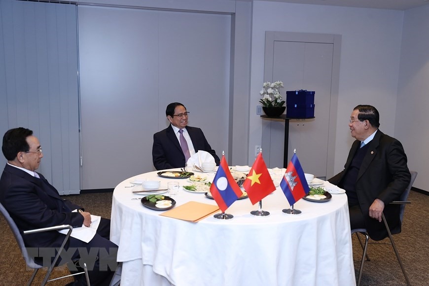 Trong chương trình chuyến tham dự Hội nghị cấp cao kỷ niệm 45 năm quan hệ ASEAN-EU, sáng 14.12, Thủ tướng Phạm Minh Chính cùng Thủ tướng Campuchia Hun Sen (phải) và Thủ tướng Lào có cuộc ăn sáng và làm việc. Ảnh: TTXVN