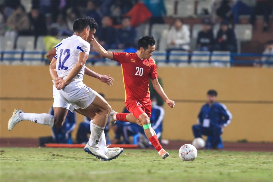 Văn Quyết ghi bàn thắng duy nhất cho tuyển Việt Nam trước Philippines. Ảnh: Minh Dân