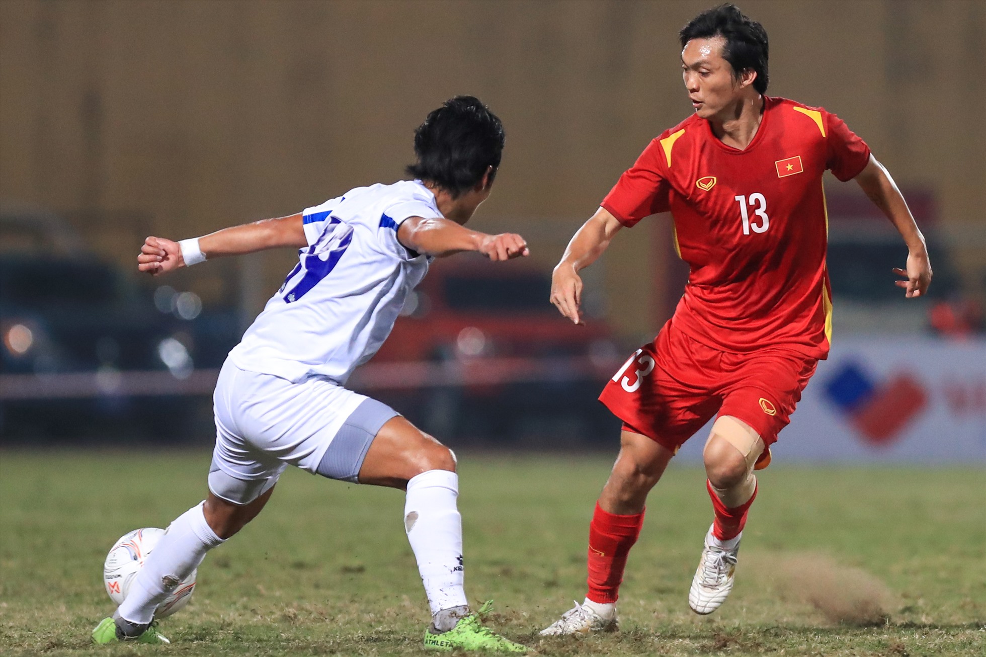 Hôm nay (14.12), trận giao hữu giữa đội tuyển Việt Nam và Philippines đã diễn ra trên sân Hàng Đẫy. Cả hai đội đều chủ động nhập cuộc chặt chẽ, thăm dò nhau.