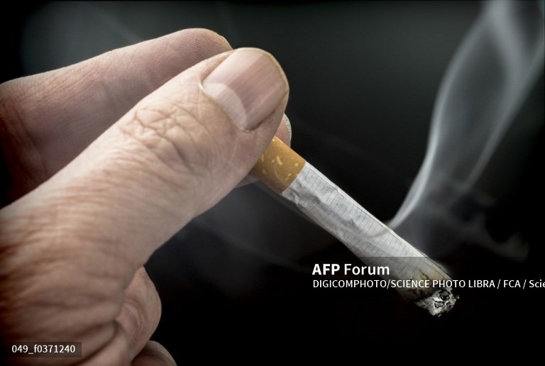 Hút thuốc có thể khiến ngực của bạn chảy xệ. Ảnh: AFP