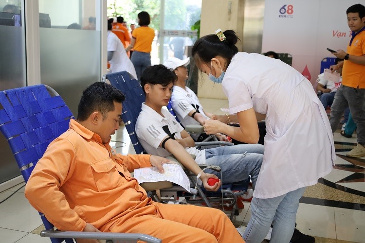 Cán bộ công nhân viên PC Đắk Nông tham gia hiến máu nhân đạo “Tuần lễ hồng EVN” lần thứ VIII năm 2022. Ảnh: Tâm An