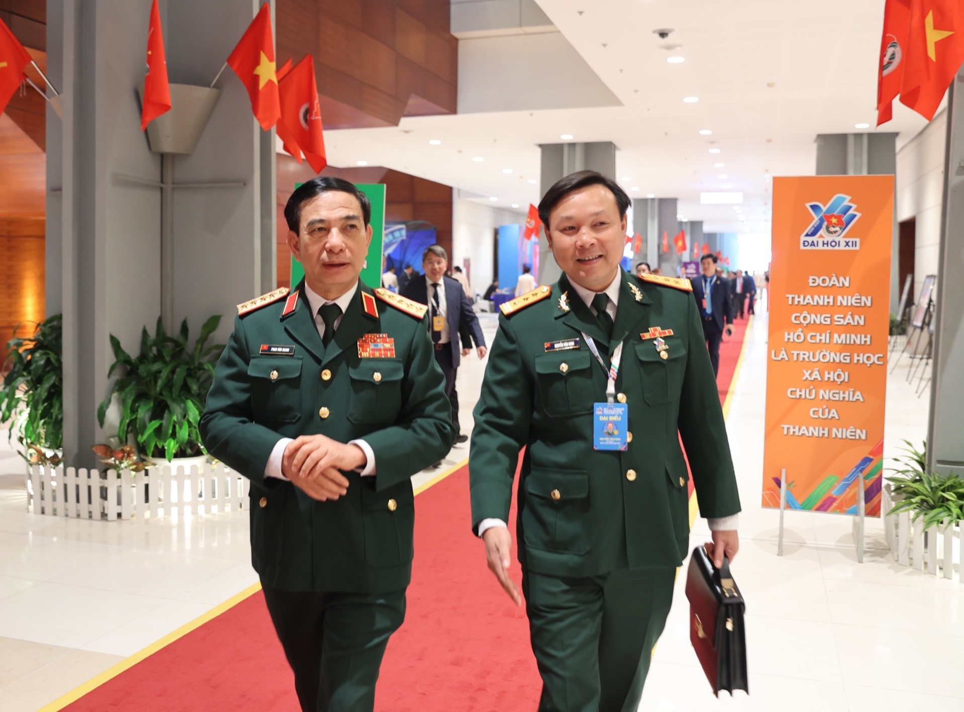 Đại tướng Phan Văn Giang (bìa phải), Ủy viên Bộ Chính trị, Phó Bí thư Quân ủy Trung ương, Bộ trưởng Bộ Quốc phòng dự đại hội.