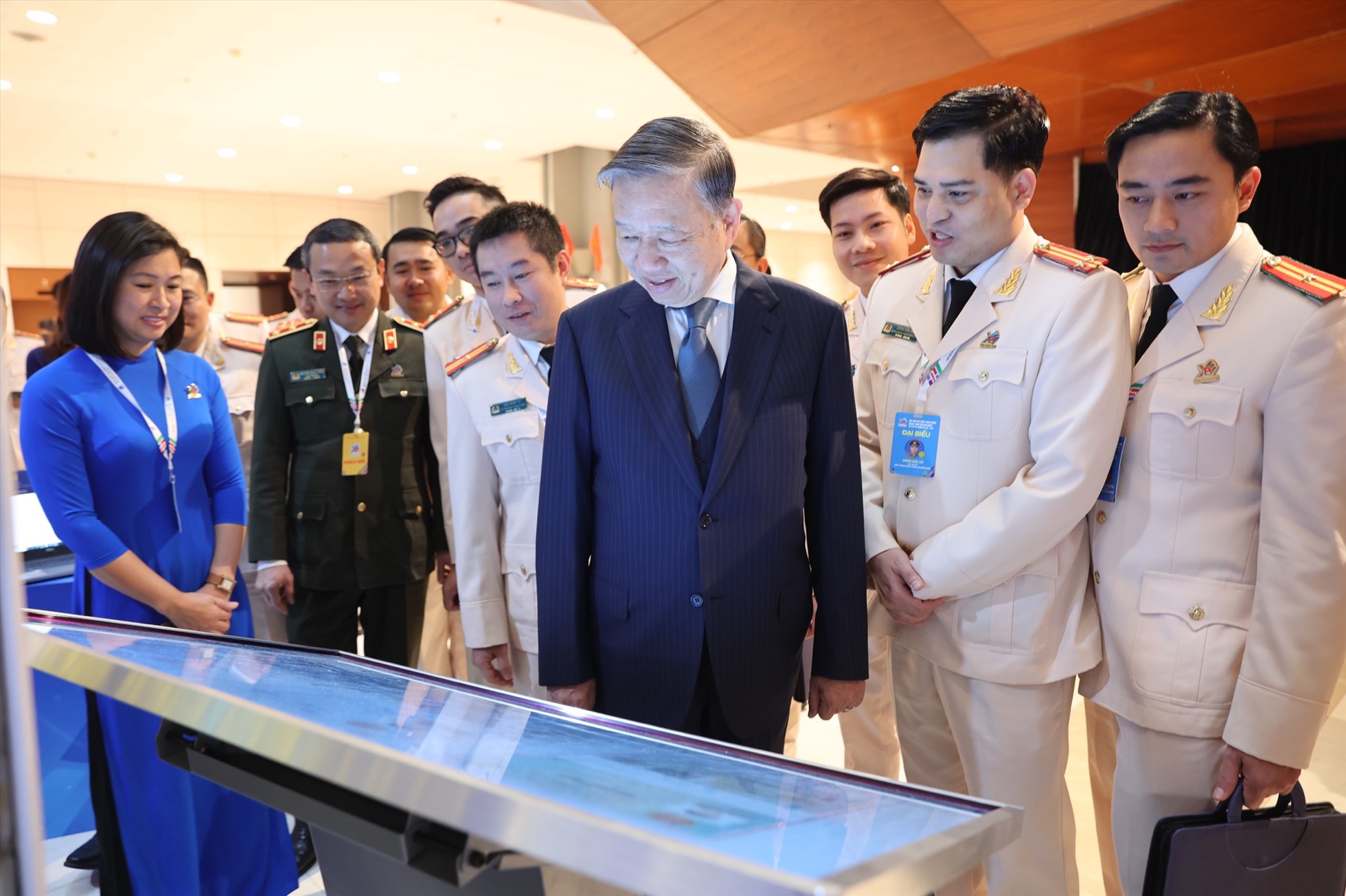 Ủy viên Bộ Chính trị, Bộ trưởng Công an Tô Lâm tham quan triển lãm.