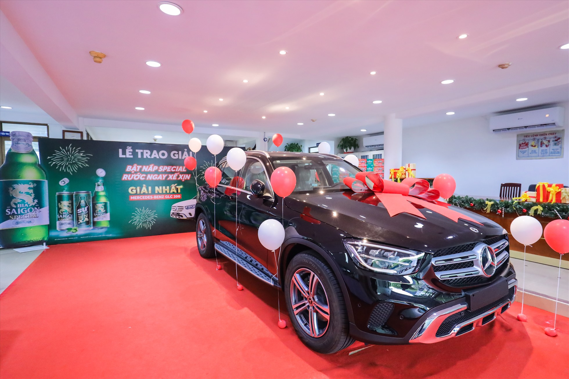 Cận cảnh chiếc xe sang Mercedes-Benz GLC 200 được trao cho khách hàng may mắn của bia Saigon Special 2022. Nguồn: Sabeco