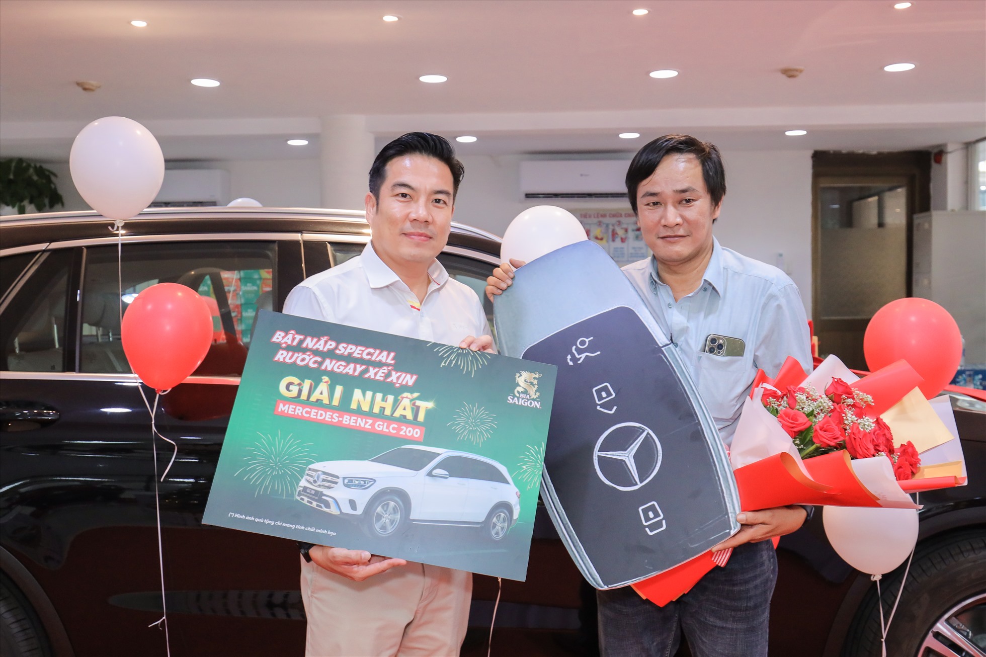 Anh Huỳnh Công Khanh may mắn trở thành khách hàng đầu tiên trúng thưởng xe Mercedes-Benz GLC 200 từ chương trình “Bật nắp Special - Rước ngay xế xịn”. Nguồn: Sabeco