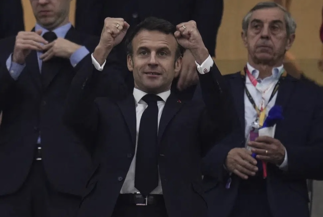 Tổng thống Pháp Emmanuel Macron cổ vũ đội nhà trong trận bán kết World Cup 2022. Ảnh: AFP