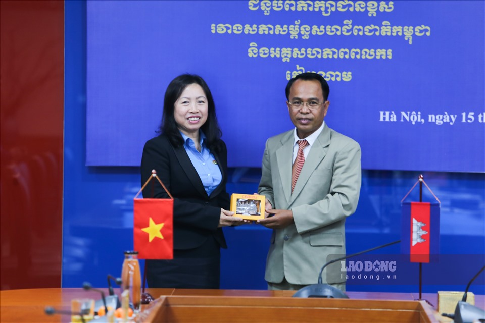 Đồng chí Thái Thu Xương - Phó Chủ tịch Tổng LĐLĐVN và đồng chí Soung Houts - Chủ tịch NACC.Ảnh: Dương Anh