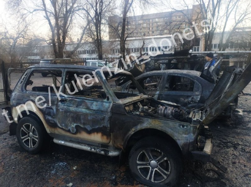 Xe cộ bị hư hại ở Donetsk. Ảnh: Telegram