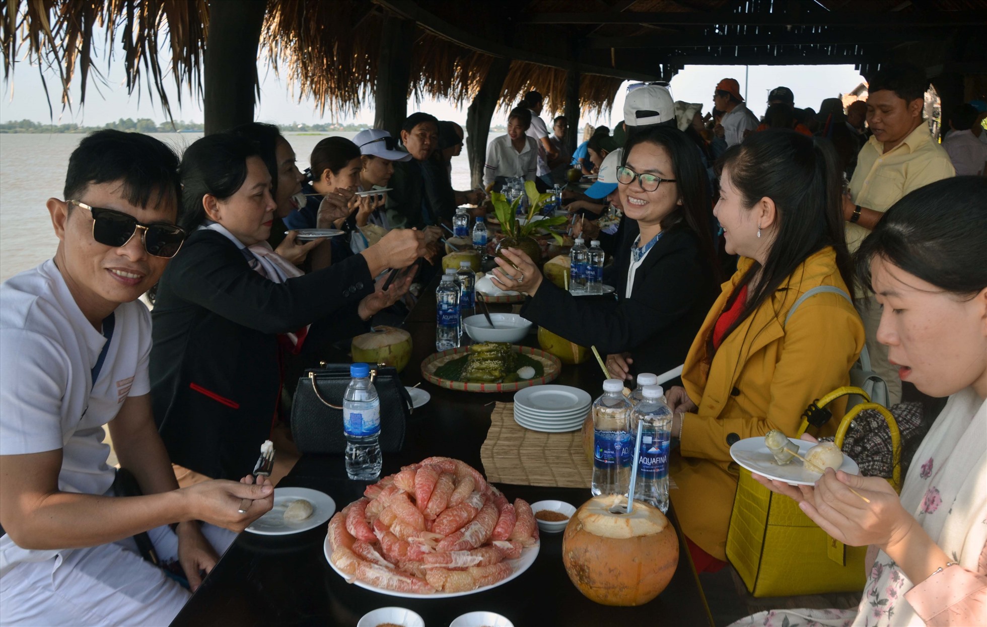 Du khách thích thú khi thưởng thức đặc sản cây nhà, lá vườn trong tour khám phá An Giang. Ảnh: Lục Tùng