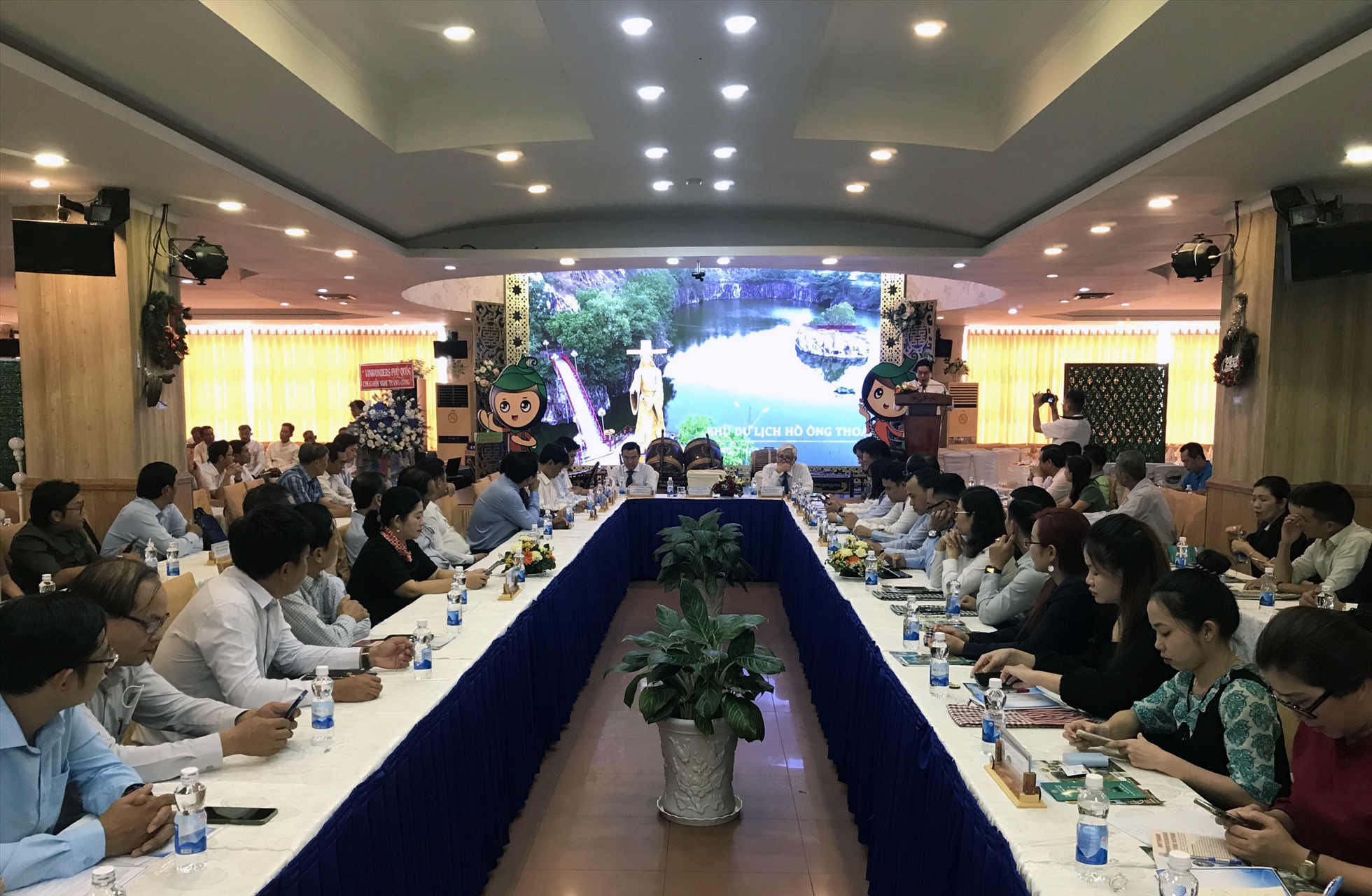 Quang cảnh hội nghị kết nối, quảng bá du lịch diễn ra vào chiều 15.12 tại TP. Long Xuyên. Ảnh: Lục Tùng