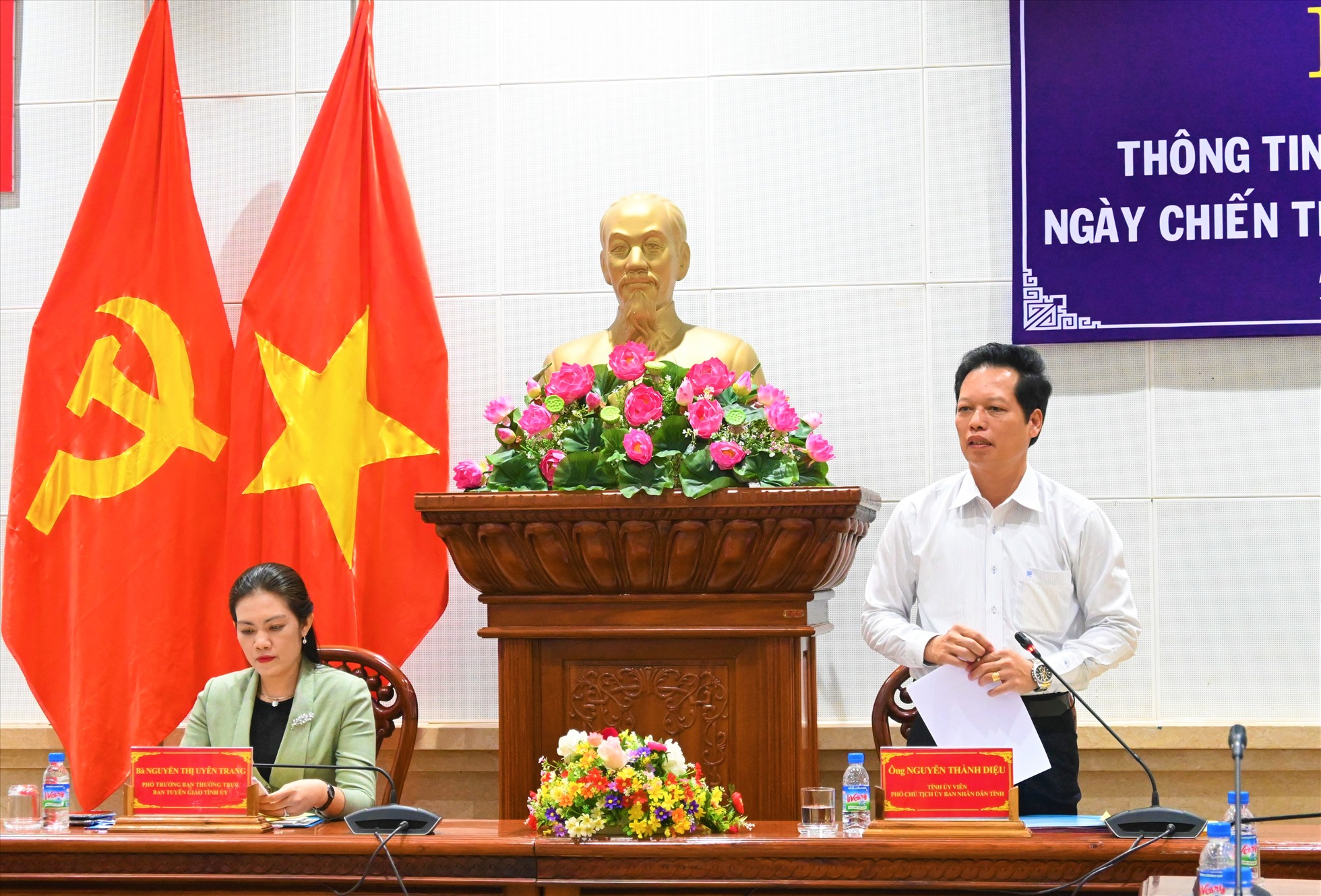 ông Nguyễn Thành Diệu, Phó Chủ tịch UBND tỉnh Tiền Giang (bên phải) phát biểu tại buổi họp báo. Ảnh: Thành Nhân