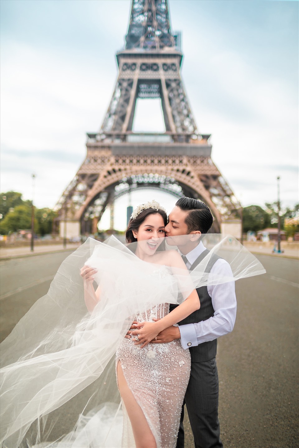 Khánh Thi và Phan Hiển chụp ảnh cưới ở Pháp.