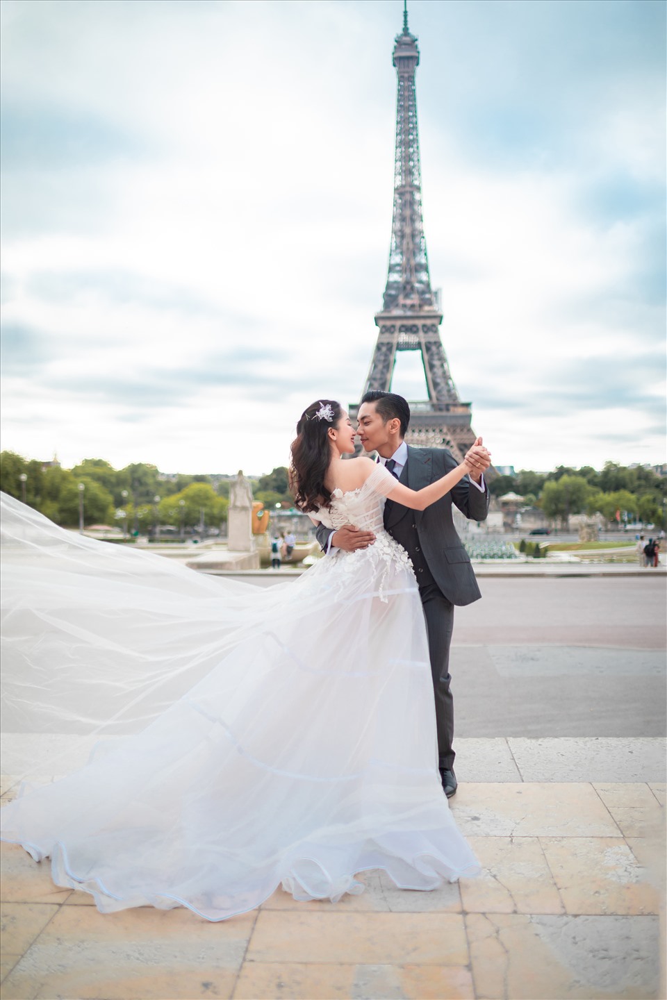 Khánh Thi và Phan Hiển chụp ảnh cưới ở Pháp.
