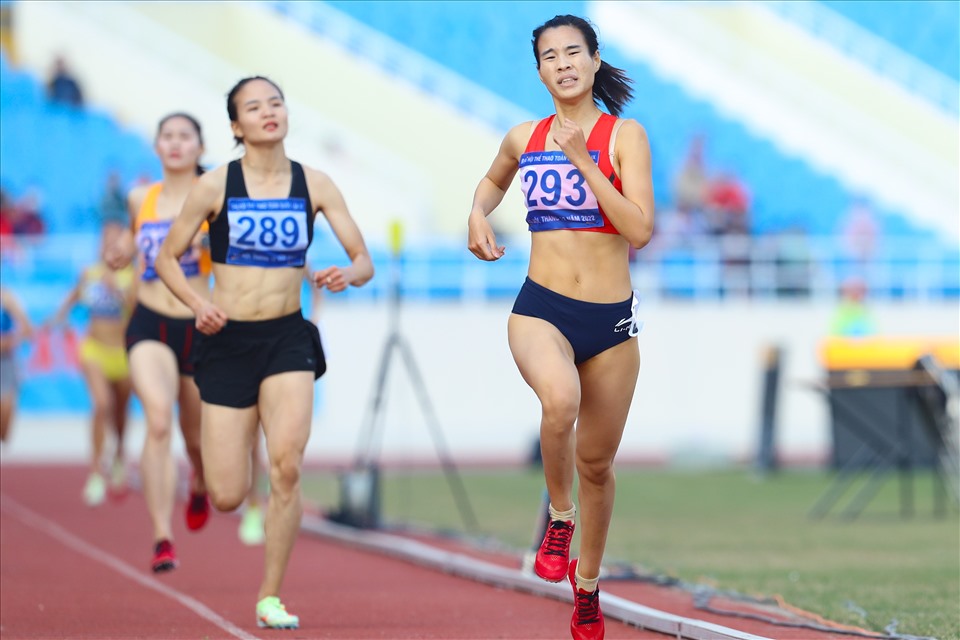 Bùi Thị Ngân (Nam Định) giành huy chương vàng cự ly 800m nữ tại Đại hội Thể thao toàn quốc 2022. Ảnh: Kim Chi