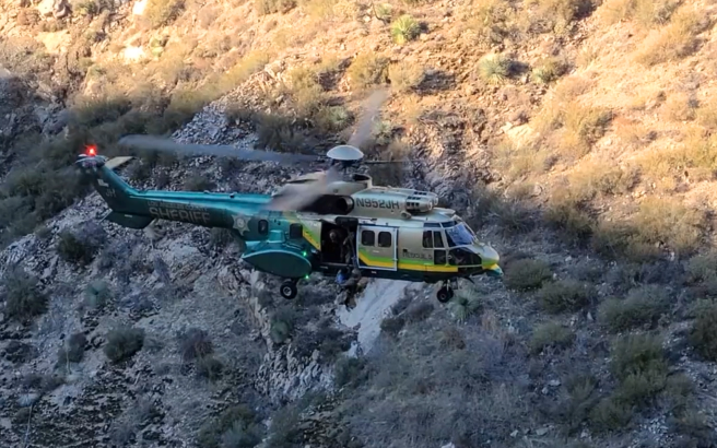 Trực thăng đưa các nạn nhân ra khỏi khe núi. Ảnh: Montrose Search & Rescue Team