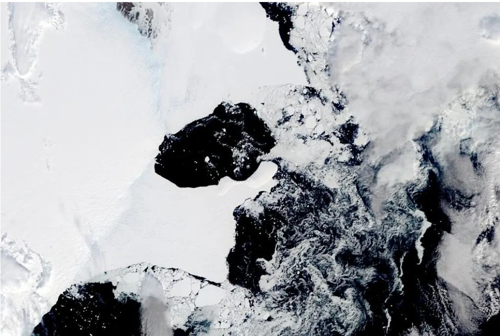 Thềm băng Conger vào tháng 2.2022 trước khi sụp vào tháng 3. Đây là lần đầu tiên các nhà khoa học chứng kiến thềm băng sụp ở khu vực này của Nam Cực. Ảnh: NASA