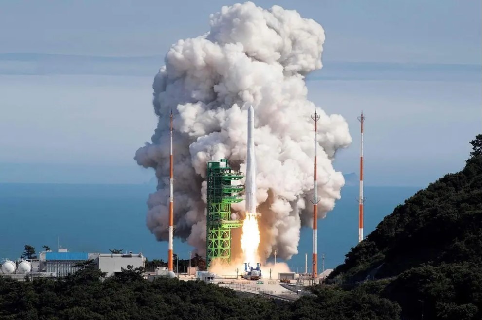 Tên lửa vũ trụ tự chế đầu tiên của Hàn Quốc, Nuri, được phóng từ Trung tâm vũ trụ Naro ở Goheung vào tháng 6. Ảnh: AFP
