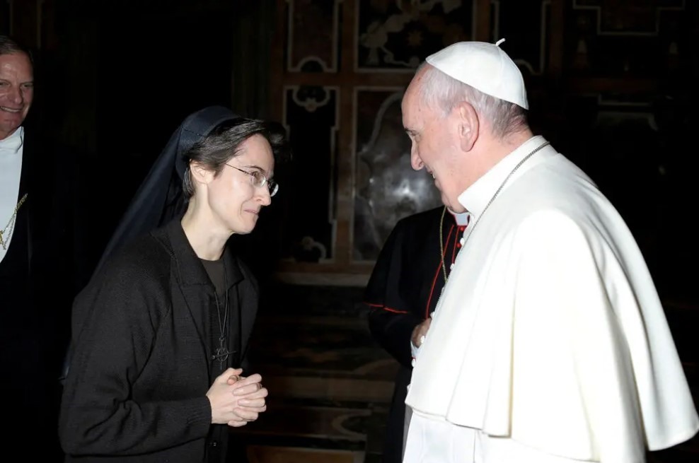 Sơ Raffaella Petrini - nữ tu người Italia và là người phụ nữ đầu tiên được bổ nhiệm vào vị trí số 2 trong chức vụ lãnh đạo của thành Vatican - được Giáo hoàng Francis chào đón. Ảnh: Vatican Media