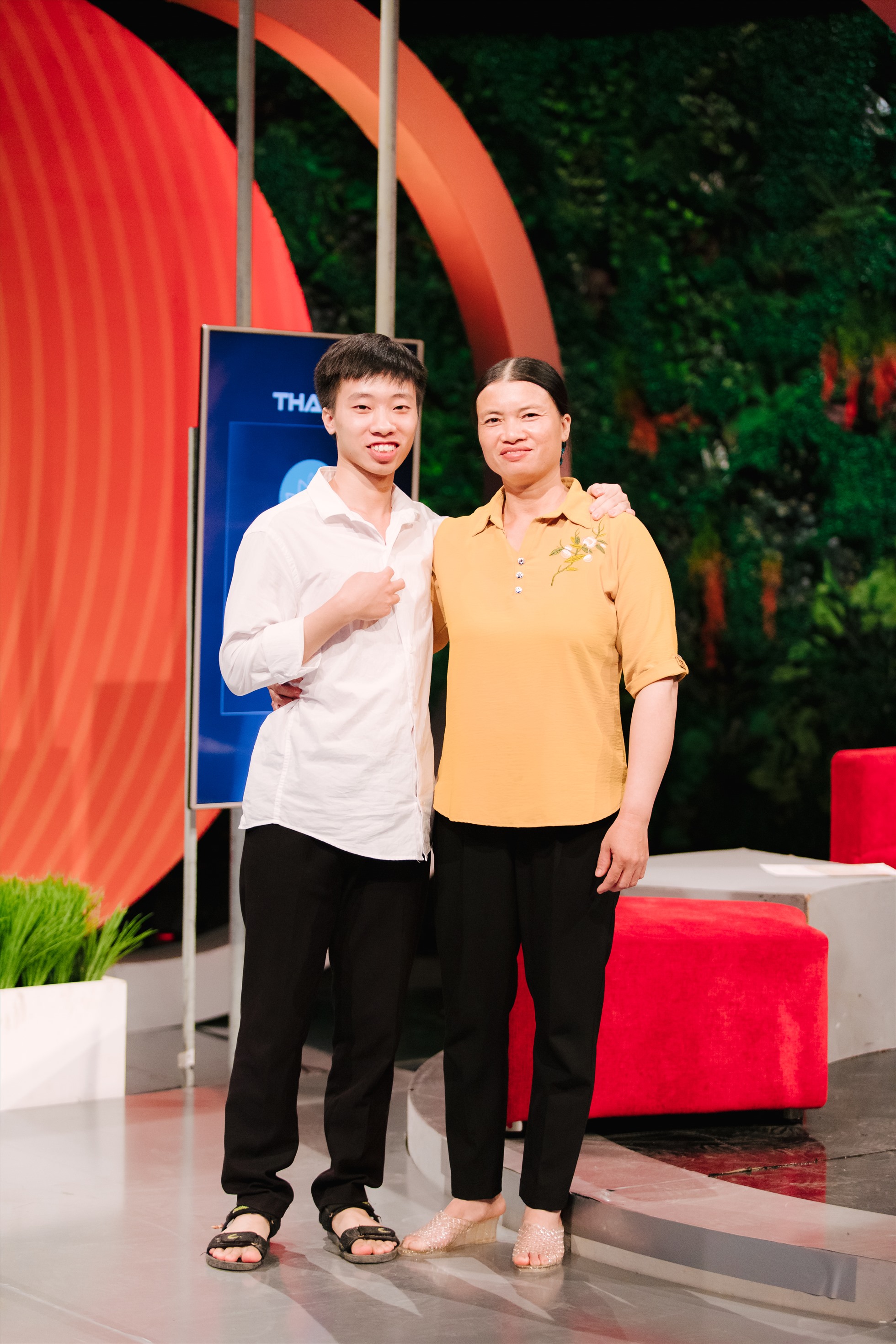 Chị Hoàng Thị Quy tự hào về cậu con trai ngoan ngoãn, học giỏi và biết thương yêu bố mẹ. Ảnh: VTV