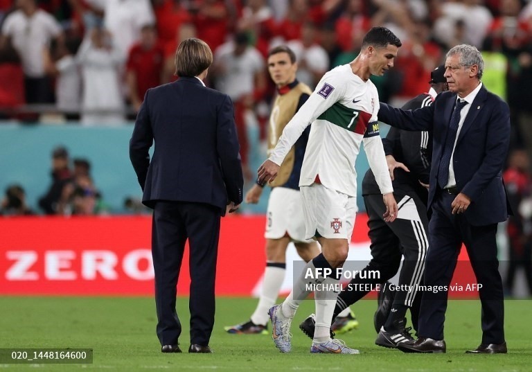 Fernando Santos gây tranh cãi khi để Ronaldo dự bị 2 trận liên tiếp cho tuyển Bồ Đào Nha. Ảnh: AFP