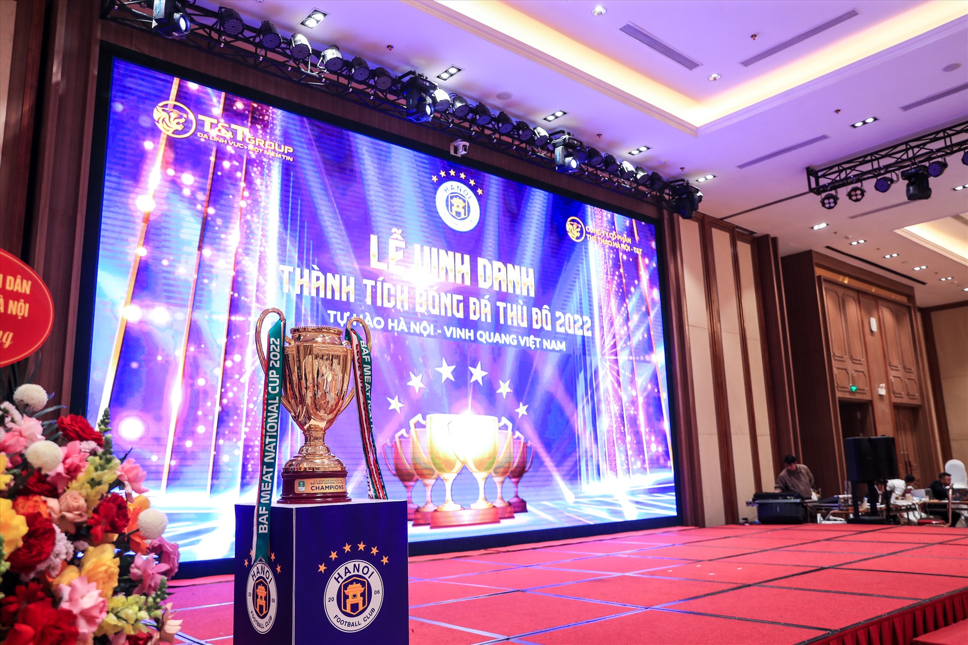 Sau khi giành chức vô địch V.League 2022, câu lạc bộ Hà Nội đã tổ chức lễ vinh danh và nhận bằng khen từ thành phố Hà Nội.