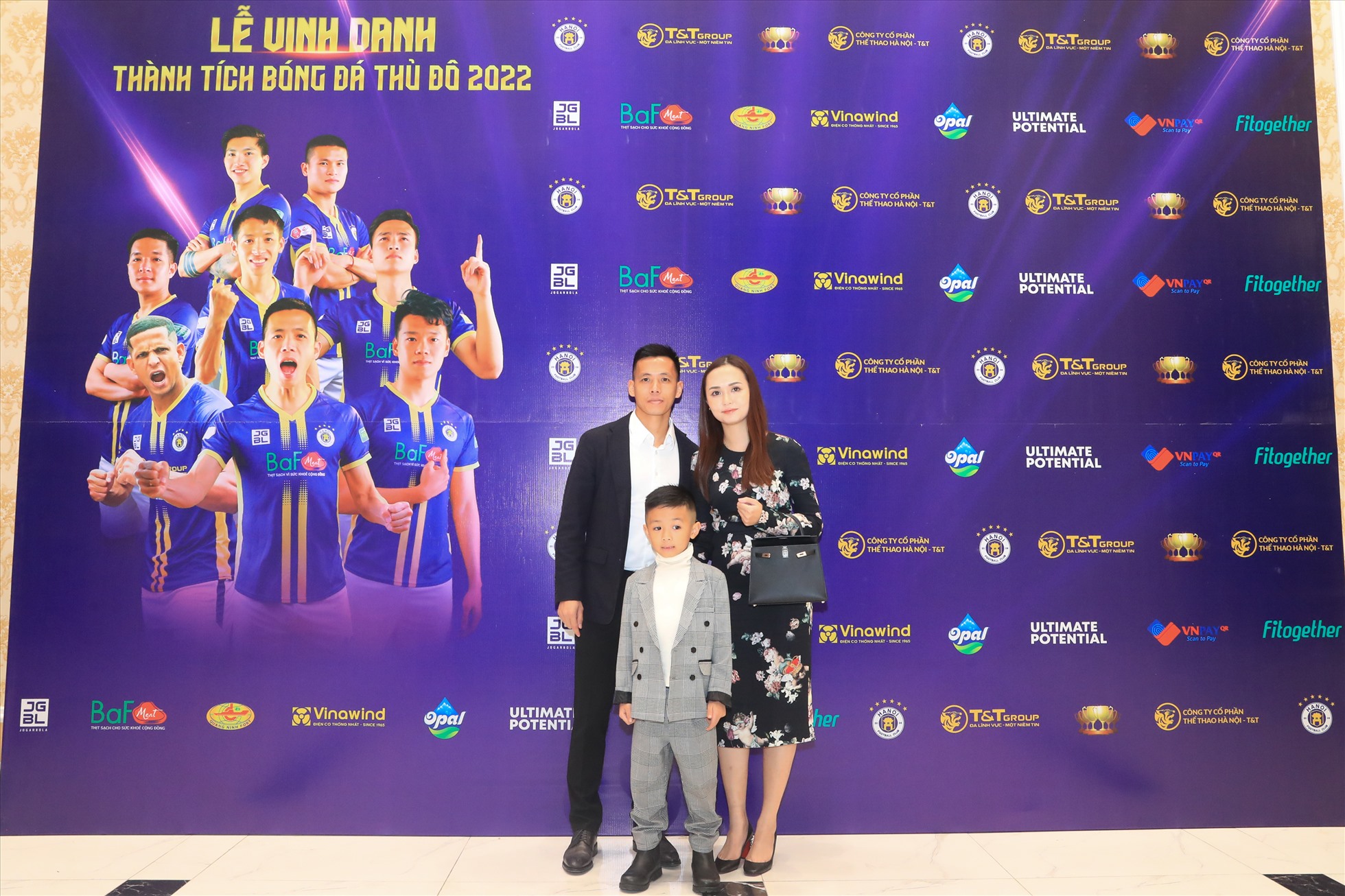 Gia đình tiền đạo Nguyễn Văn Quyết (cầu thủ xuất sắc nhất mùa giải 2022) có mặt tại lễ vinh danh.