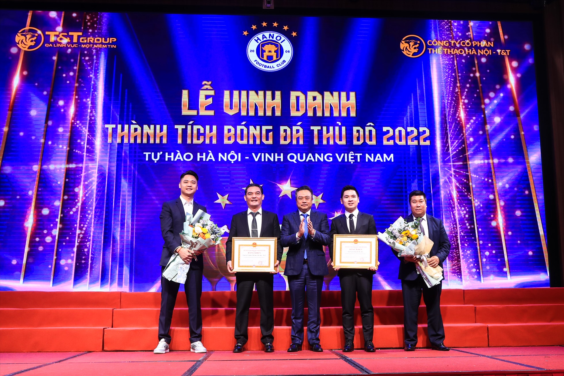 Câu lạc bộ Hà Nội nhận bằng khen từ thành phố Hà Nội.