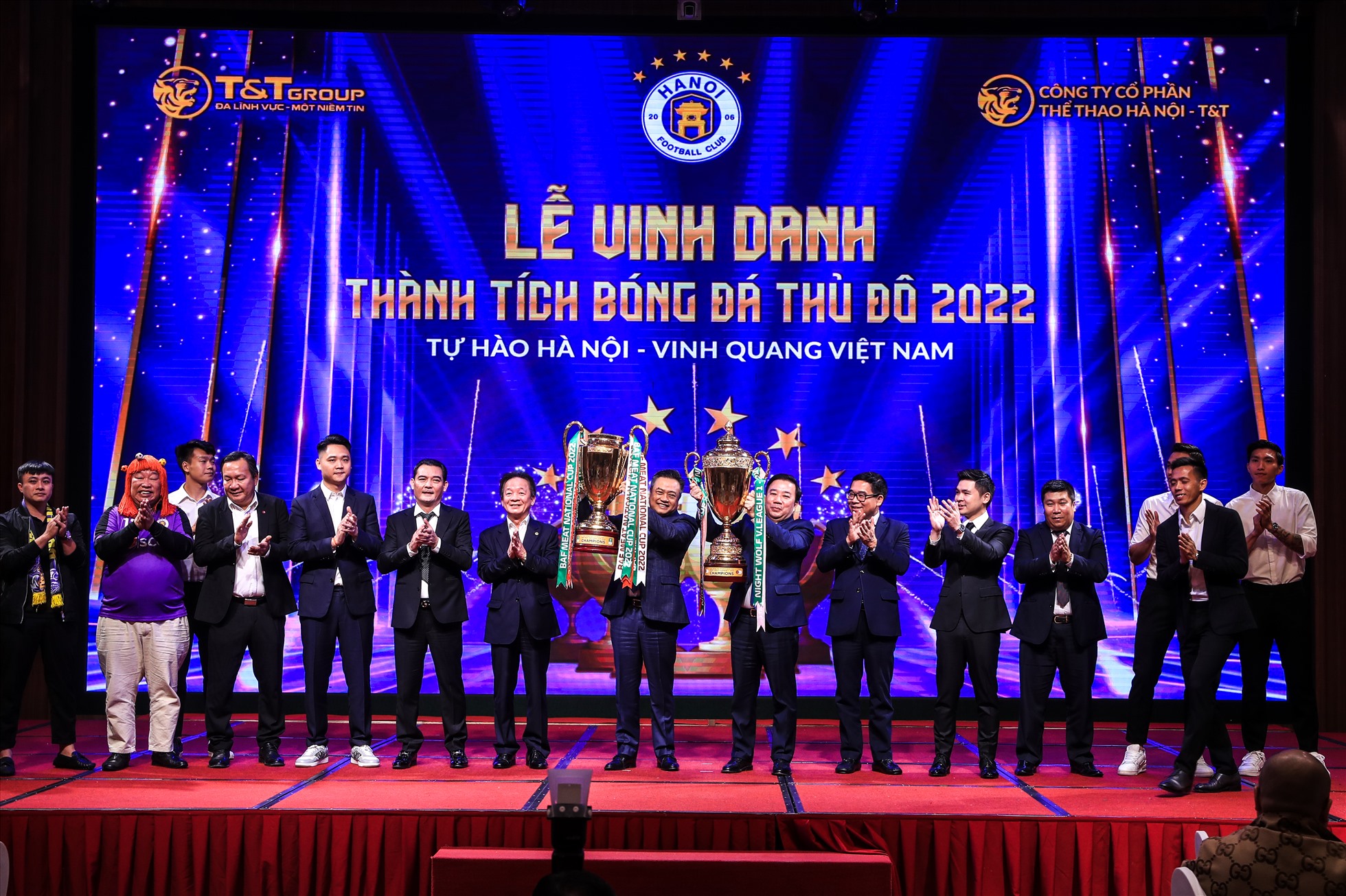 Chức vô địch V.League 2022 và cúp quốc gia được lãnh đạo thành phố Hà Nội nâng cao trong buổi lễ.