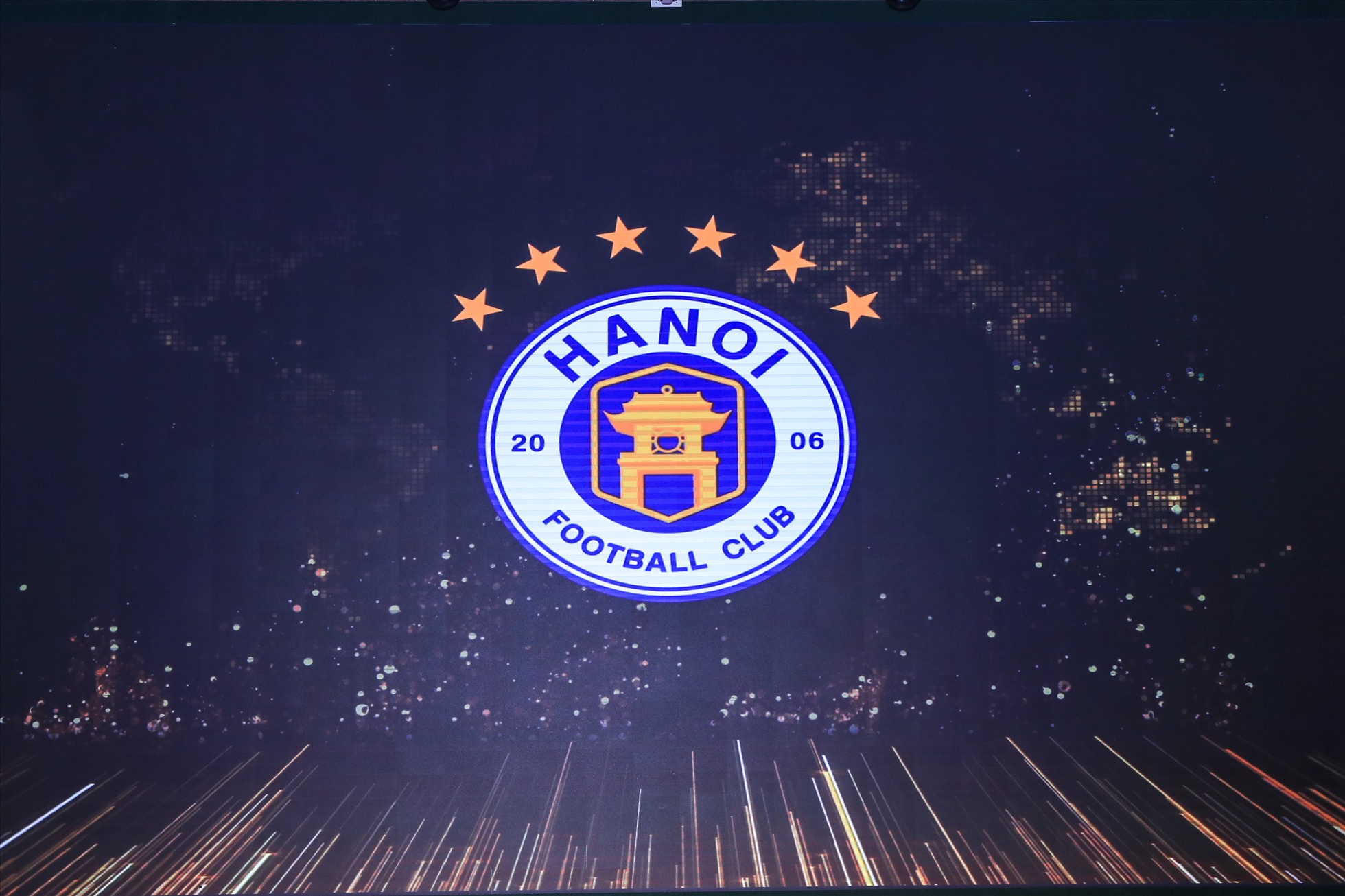 Đây cũng là buổi lễ mà Hà Nội FC công bố giao diện logo mới với 6 sao tượng trưng cho 6 chức vô địch V.League từ khi thành lập năm 2006 tới nay 2022.