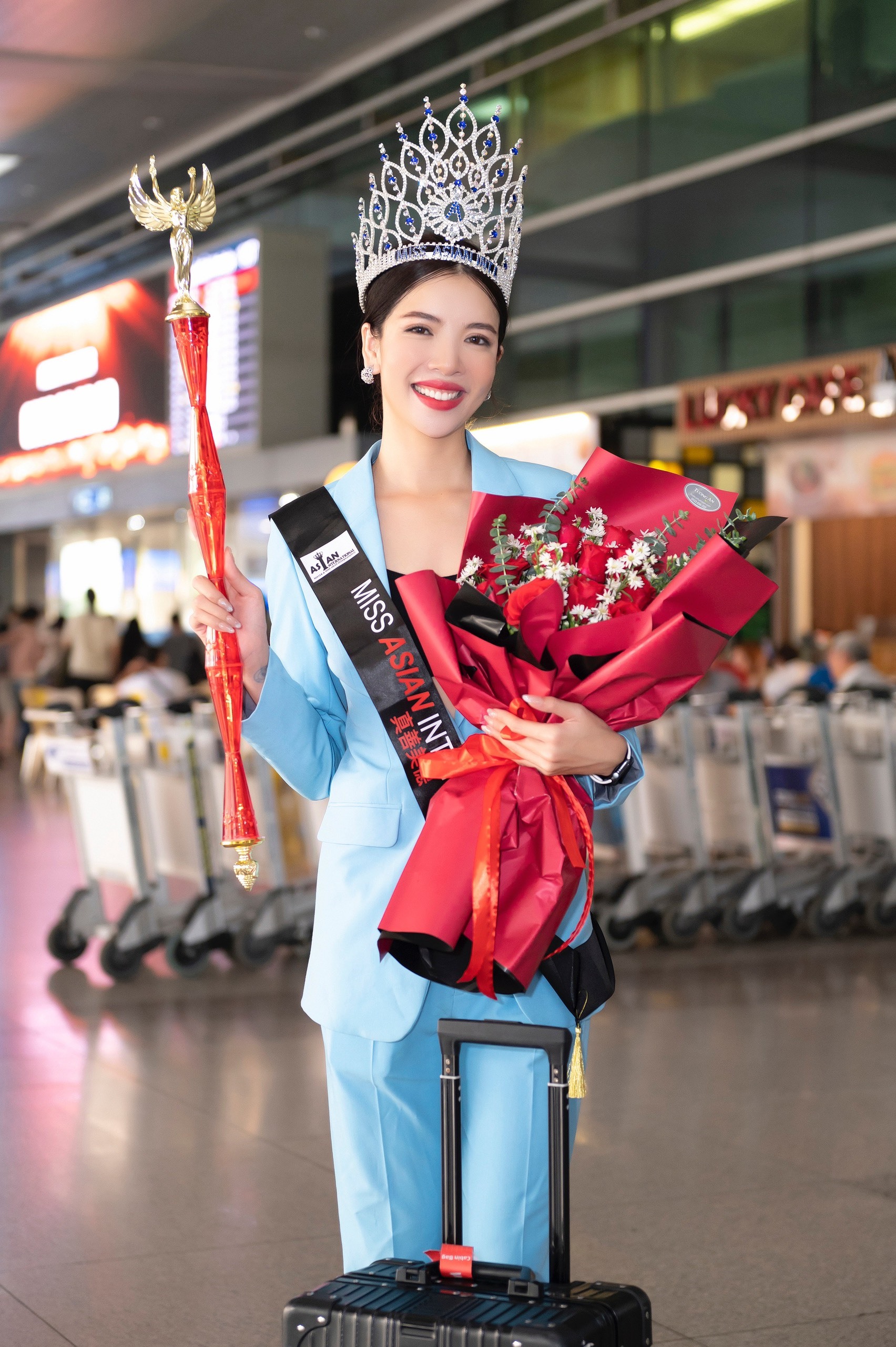 Sau khi đăng quang Miss Asian International 2022 (Hoa hậu Châu Á), Nguyễn Thùy Dung trở về nước sau 3 ngày thực hiện các hoạt động của Tân hoa hậu tại Malaysia. Cô có mặt tại sân bay Tân Sơn Nhất (TP.HCM) vào chiều tối ngày 15.12. Người thân, bạn bè và nhiều khán giả đến chúc mừng Thùy Dung.