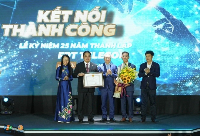 FPT Telecom nhận bằng khen của bộ TT&TT tại Lễ kỷ niệm 25 năm thành lập. Ảnh: FPT Telecom