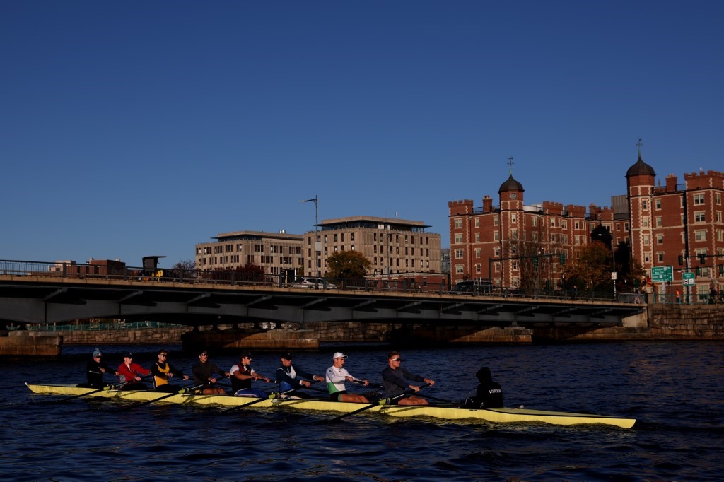 Thành viên của đội chèo thuyền Đại học Harvard tập luyện trên sông Charles tại Cambridge, Massachusetts, Mỹ. Ảnh: AFP