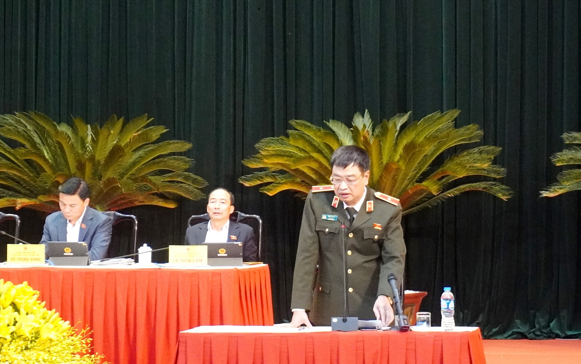 Thiếu tướng Trần Phú Hà - Giám đốc Công an tỉnh Thanh Hóa trả lời chất vấn về loại tội phạm lừa đảo. Ảnh: Quách Du