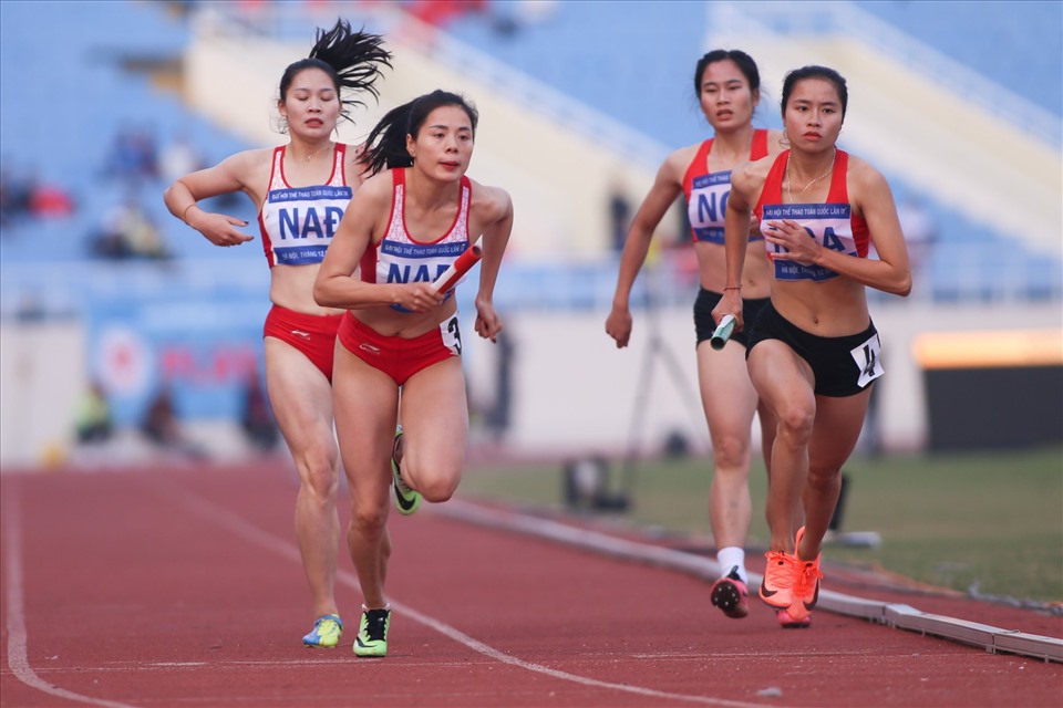 Nguyễn Thị Huyền trên đường chạy tiếp sức 4x400m nữ tại Đại hội Thể thao toàn quốc 2022. Ảnh: Minh Anh