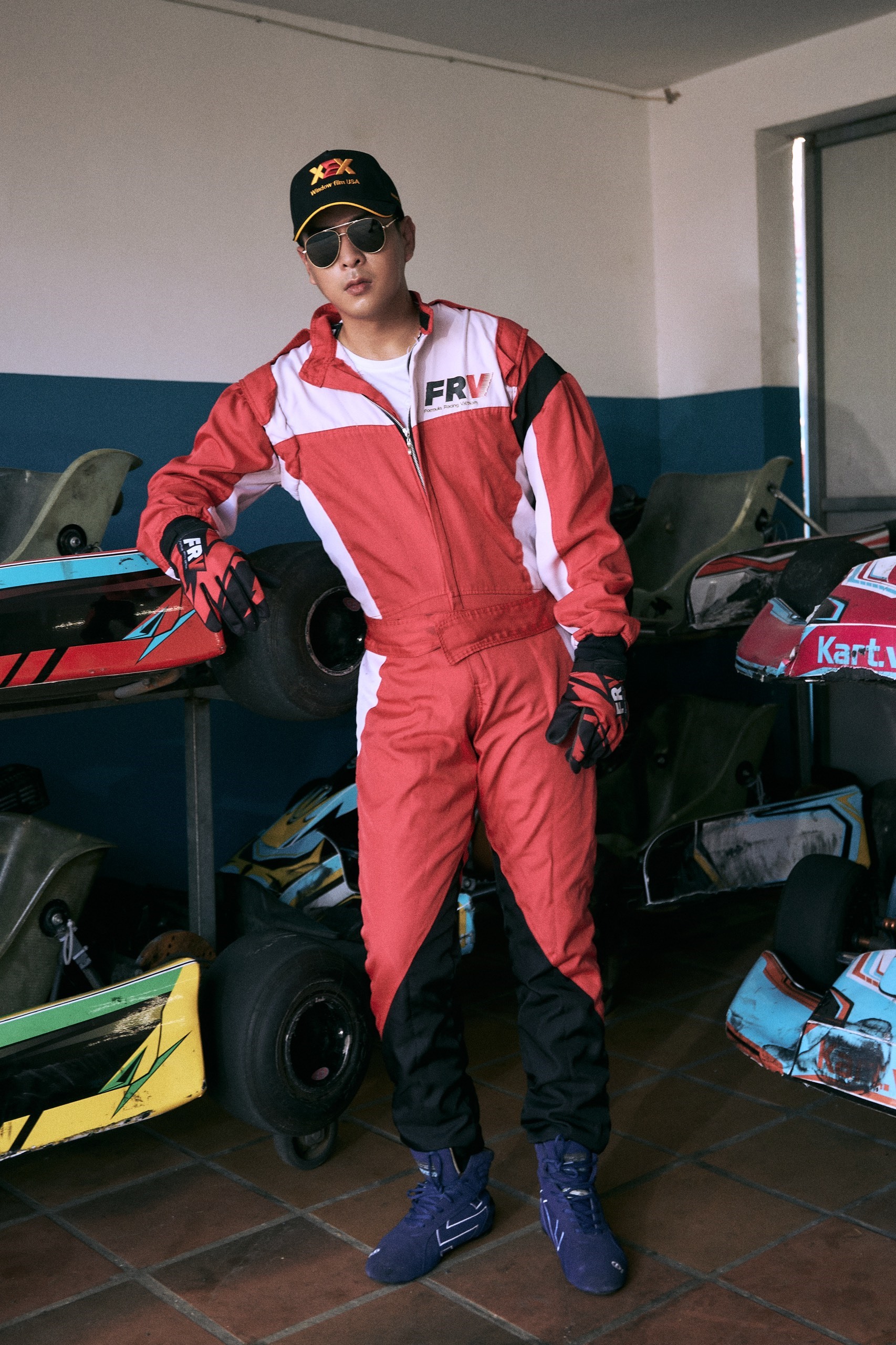 “Nếu ai biết lái xe hơi thì lái Go Kart sẽ dễ dàng hơn. Tôi đạt được vận tốc cao nhất là 150k/h, với tôi đó là một trải nghiệm đủ và thú vị. Ban đầu tôi có chút lóng ngóng, lái xe chạy vòng tròn nhiều lần, nhưng ở những vòng sau khi quen tay lái đã có những có ôm cua khá ngọt. Nếu có dịp tôi sẽ trải nghiệm bộ môn này một lần nữa”, Hồ Quang Hiếu tâm sự.