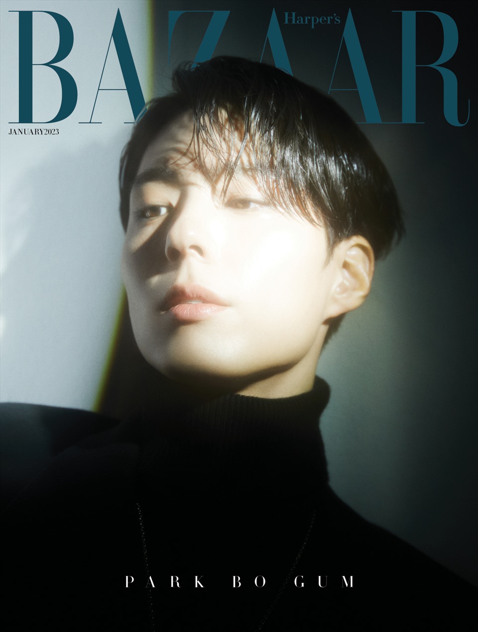 Park Bo Gum thể hiện thần thái quyến rũ và thả dáng đầy chuyên nghiệp trên trang bìa tạp chí. Ảnh: Harper's Bazaar Korea.