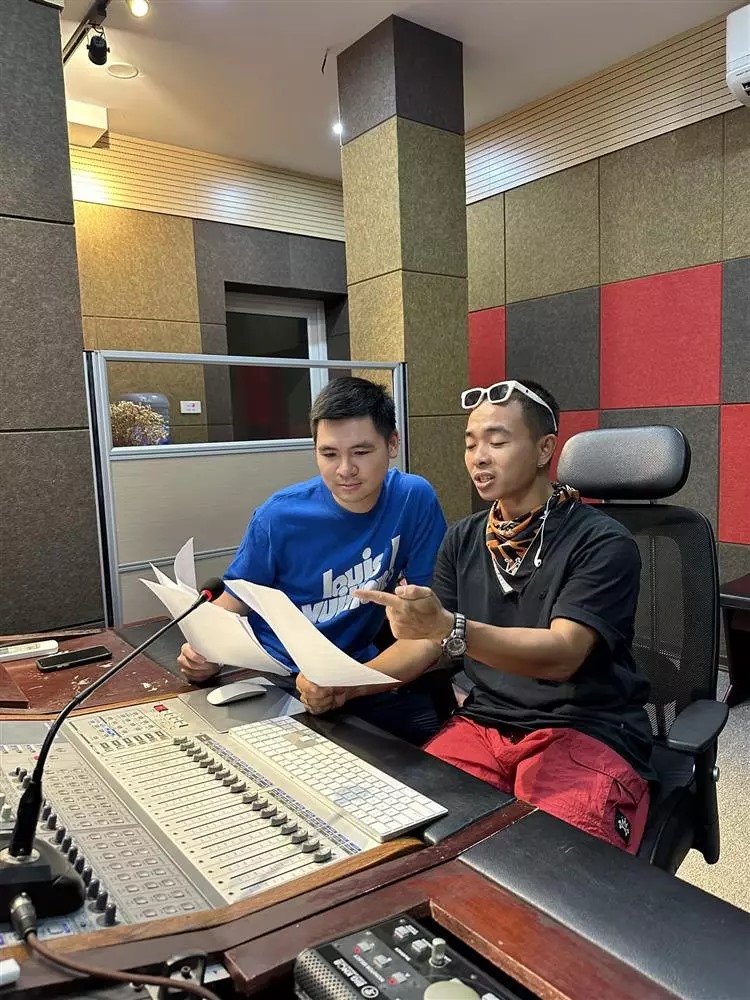 Đỗ Vinh Quang làm việc với Phúc Bồ để ra mắt sản phẩm âm nhạc mới. Ảnh: Nhân vật cung cấp
