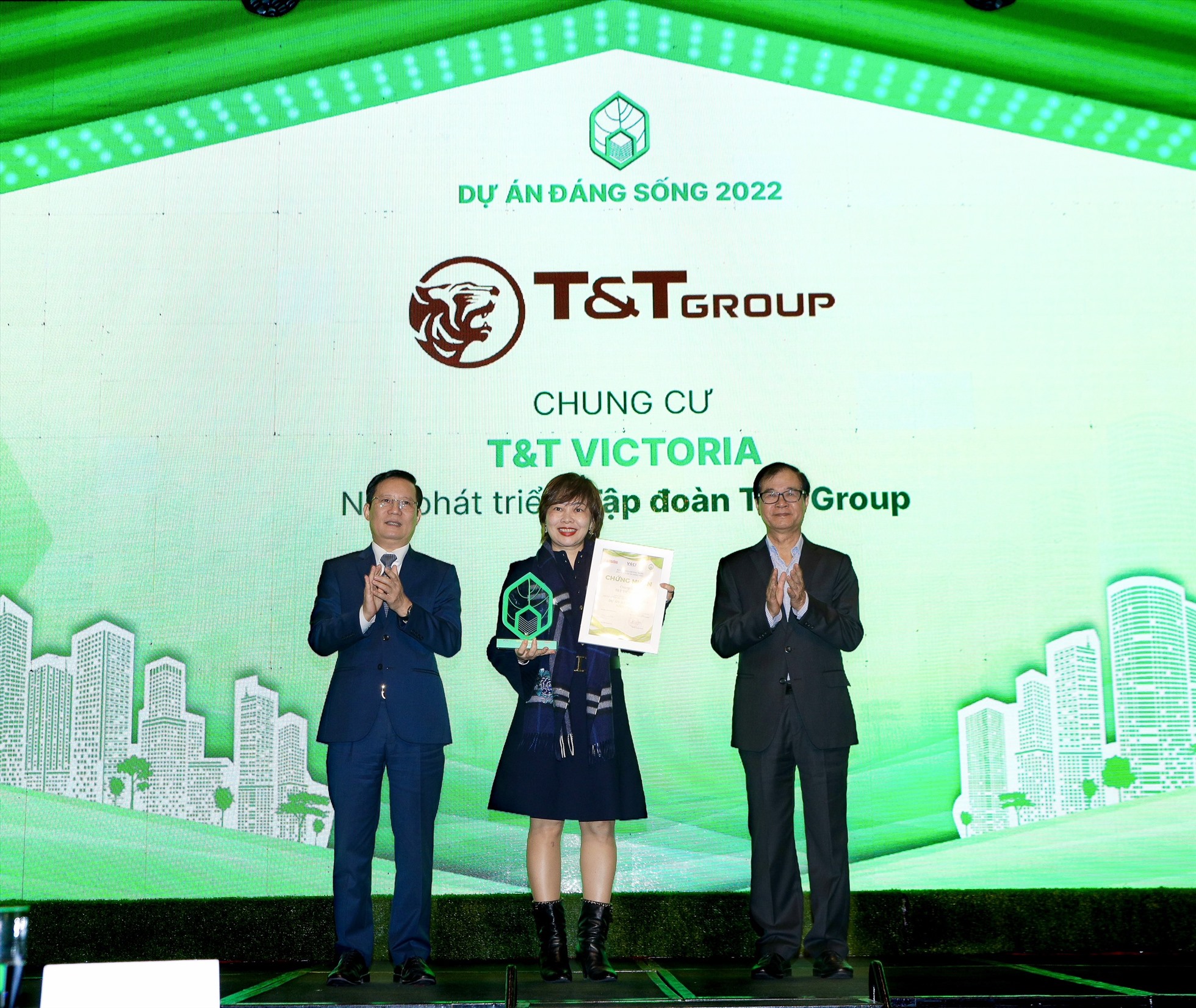 Bà Bùi Thị Minh Tâm - Tổng Giám đốc T&T Homes nhận Giải thưởng “Dự án đáng sống năm 2022”. Ảnh: T&T Group