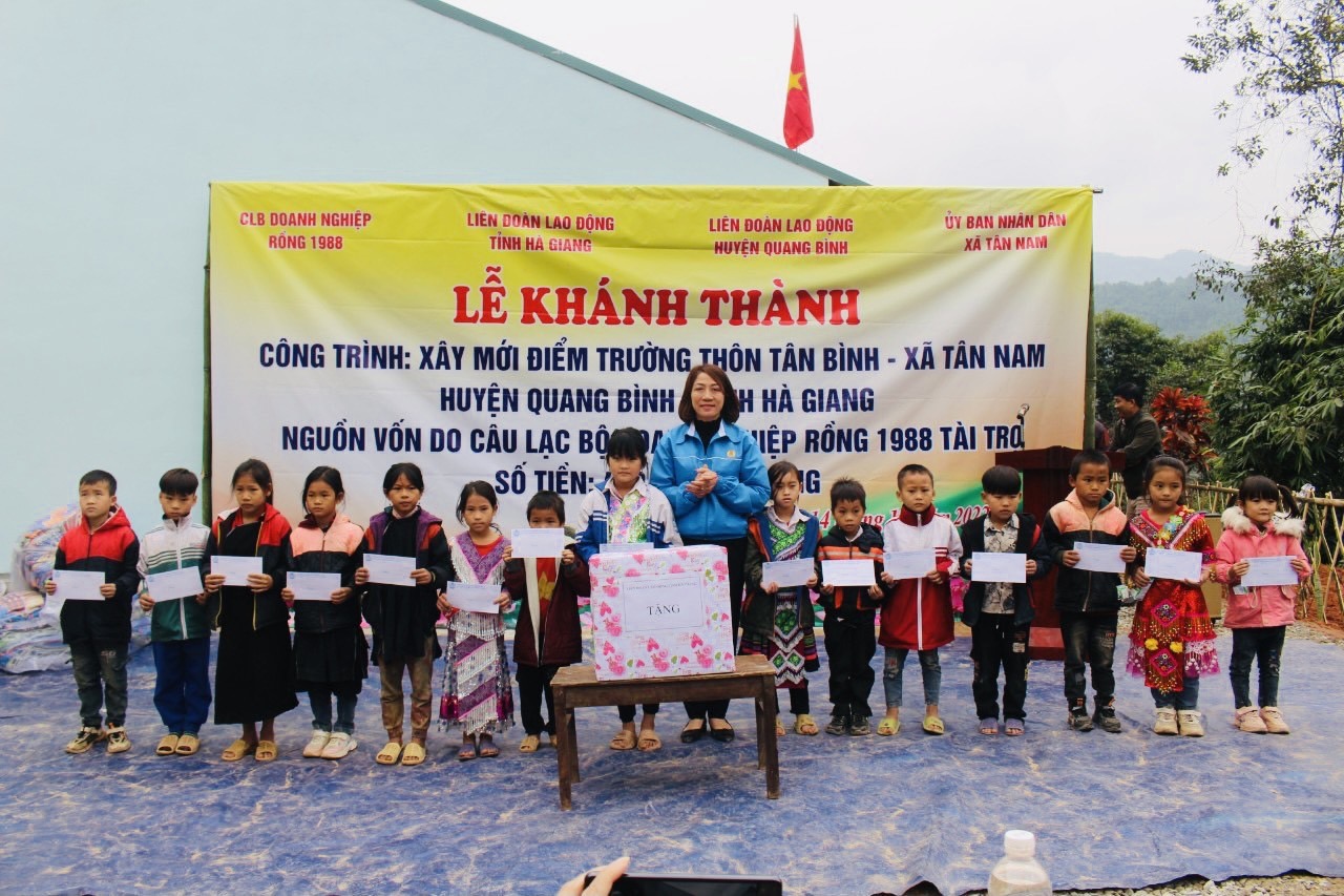 Bà Nguyễn Thị Như Huệ - Phó Chủ tịch Liên đoàn Lao động tỉnh Hà Giang - trao quà cho các em học sinh trường PTDTBT tiểu học Tân Nam