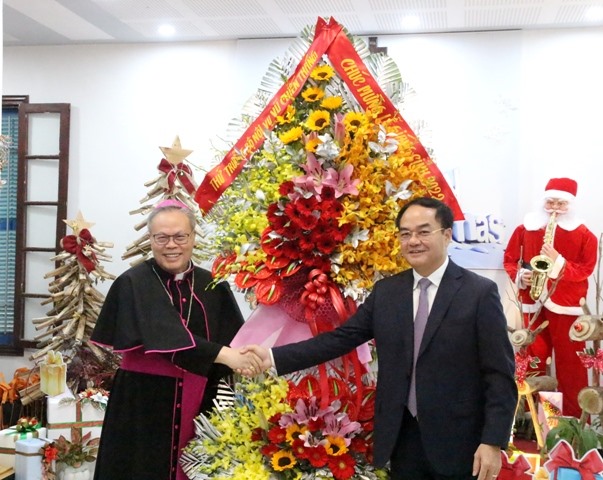Thứ trưởng Bộ Nội vụ Vũ Chiến Thắng (phải) khẳng định, Thừa Thiên Huế ngày càng phát triển có sự đóng góp của Đức Tổng Giám mục Nguyễn Chí Linh. Ảnh: Tâm Anh.