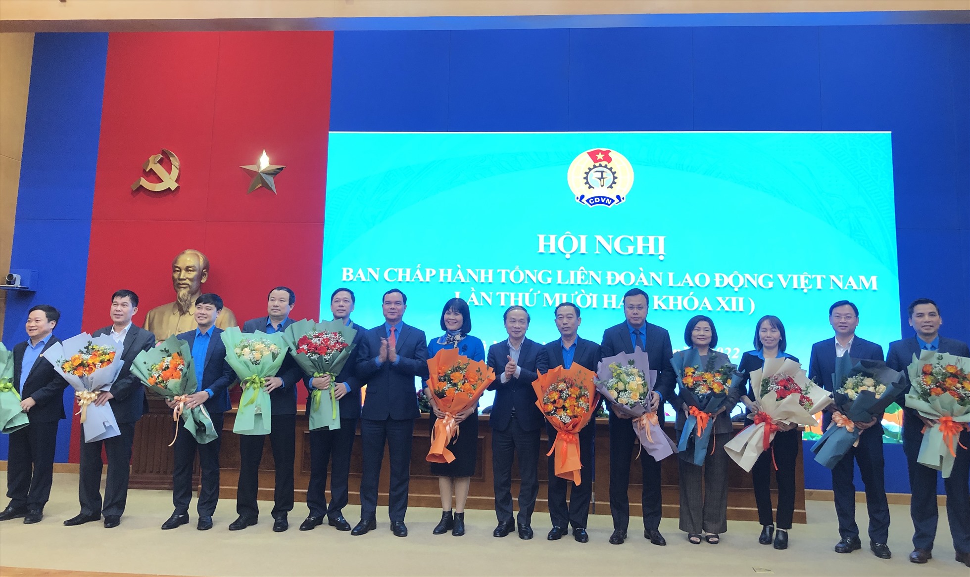 Hai Uỷ viên Đoàn Chủ tịch và 11 Uỷ viên Ban Chấp hành Tổng Liên đoàn Lao động Việt Nam khoá XII mới được bầu bổ sung ra mắt hội nghị. Ảnh: Bảo Hân