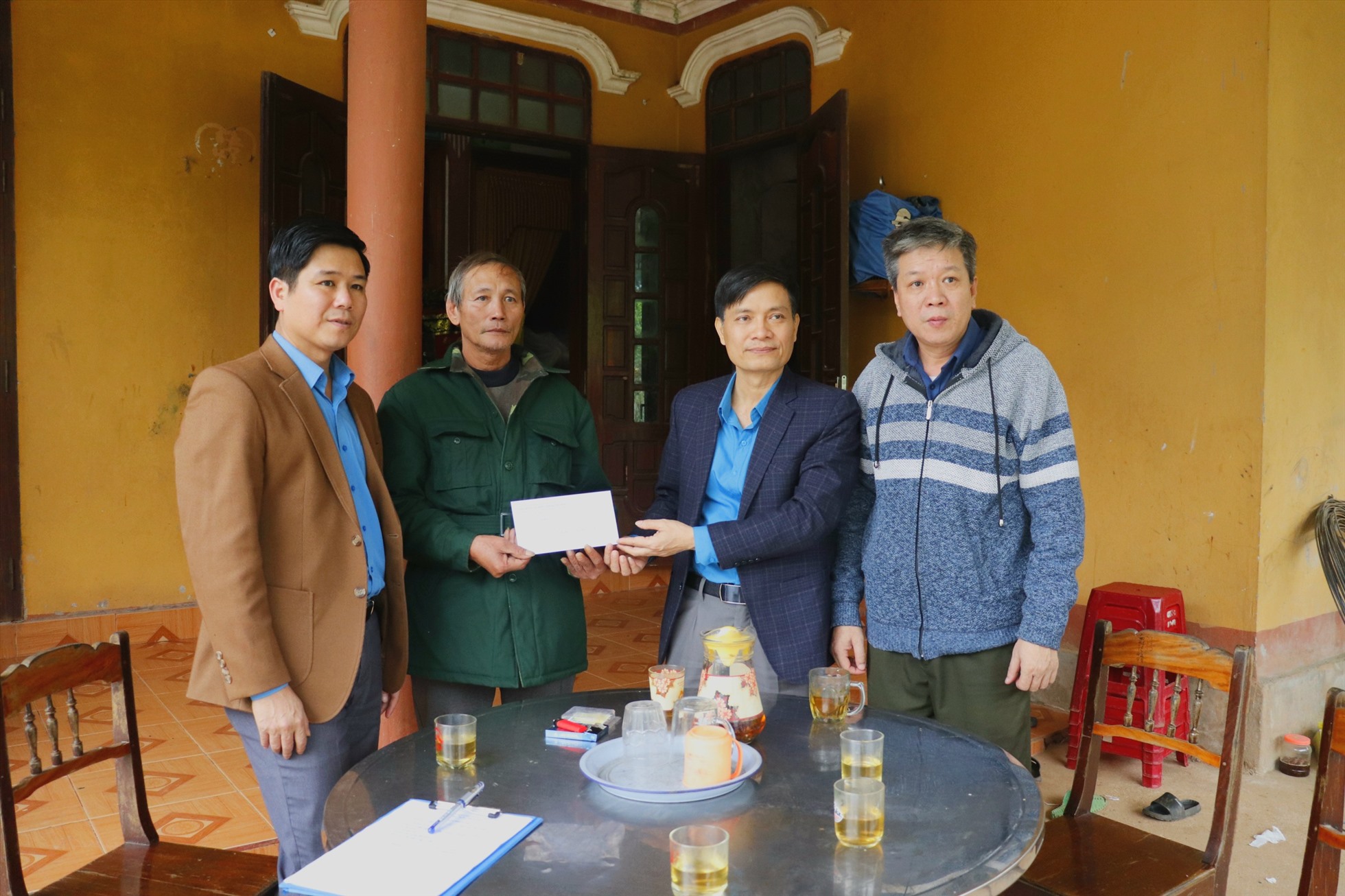 LĐLĐ tỉnh Quảng Bình trao hỗ trợ cho gia đình cô Đoàn Thị Phương Nhi. Ảnh: Đức Tuấn