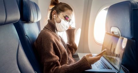 Sử dụng tai nghe chống ồn giúp giảm cảm giác lo lắng khi đi máy bay. Ảnh: Xinhua