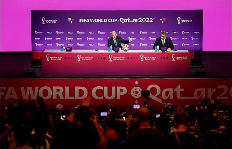 Chủ tịch FIFA, Gianni Infantin, công bố kế hoạch mới cho Club World Cup trong cuộc họp báo tại Doha, Qatar. Ảnh: Daily Mail