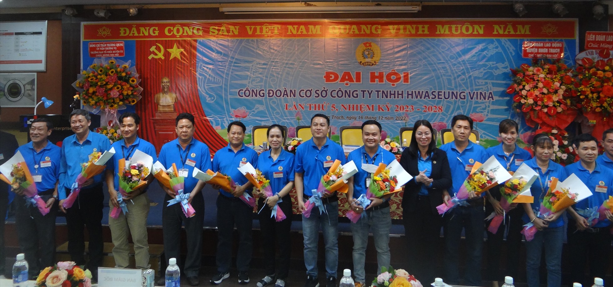 Ban chấp hành Công đoàn cơ sở Công ty TNHH Hwaseung Vina nhiệm kỳ mới ra mắt tại Đại hội. Ảnh: Xuân Mai