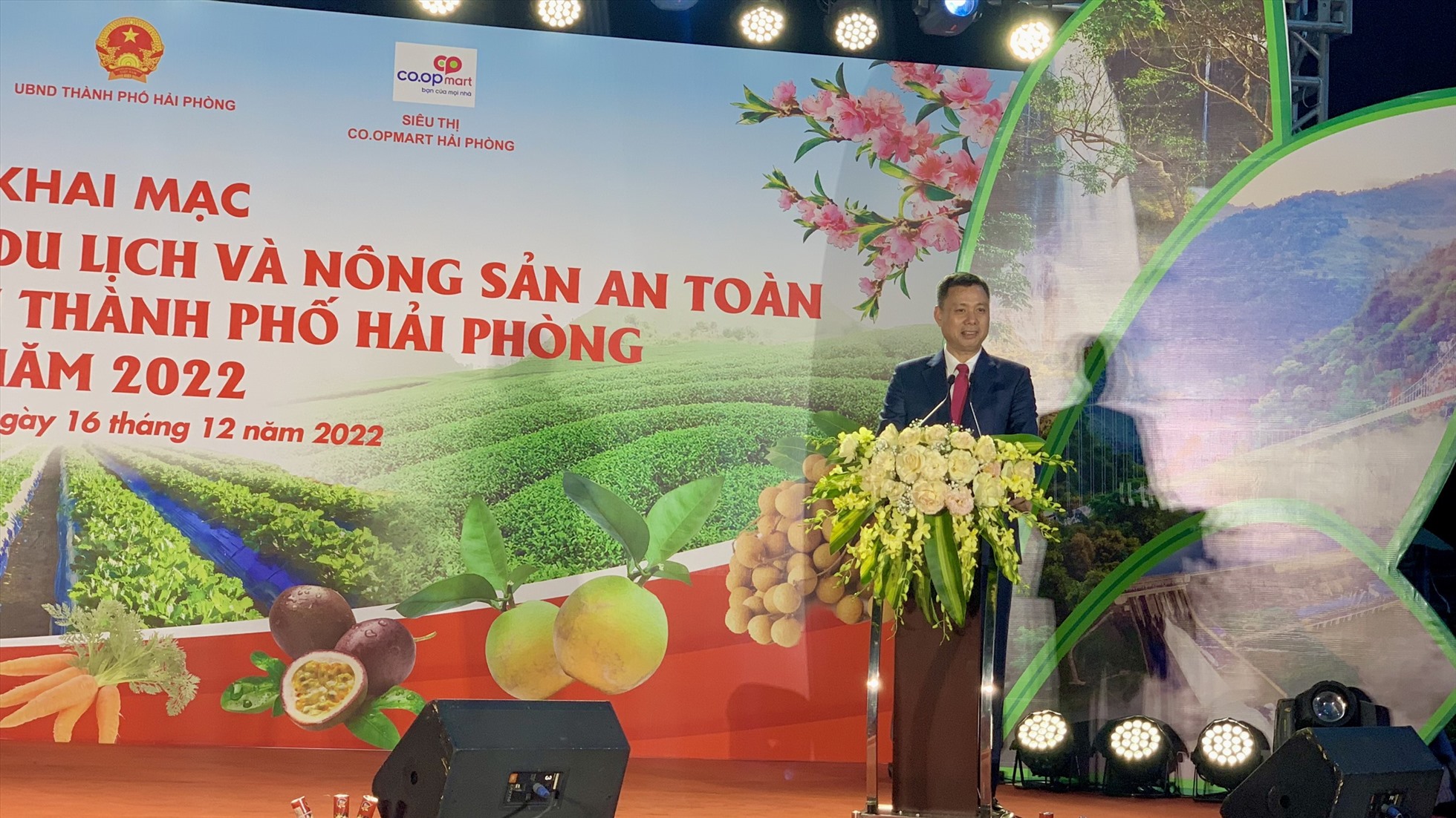 Ông Nguyễn Thành Công - Phó chủ tịch UBND tỉnh Sơn La phát buổi tại buổi lễ. Ảnh: Thiên Hà