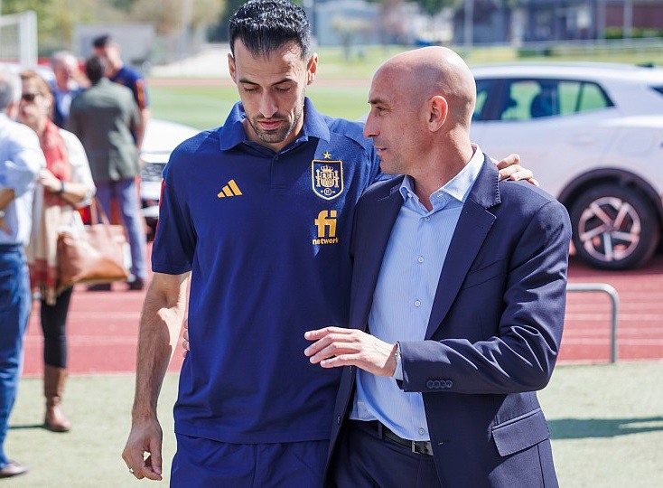 Chủ tịch Liên đoàn bóng đá Tây Ban Nha, Luis Rubiales (phải), và rất nhiều người khác đã dành lời tri ân tới những cống hiến của Busquets cho đội tuyển quốc gia. Ảnh: RFEF