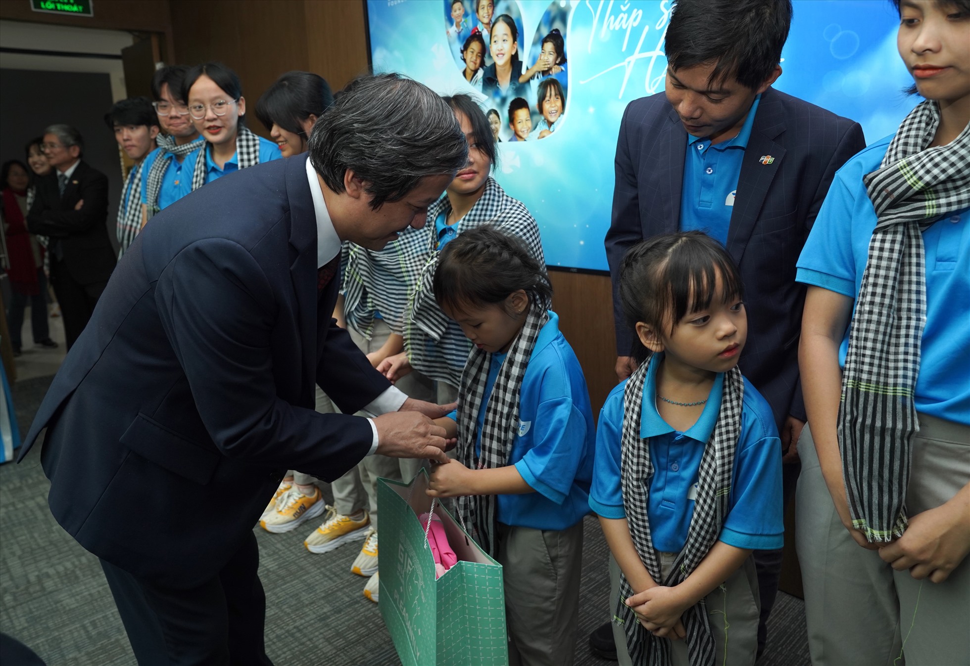 Bộ trưởng Bộ GD&ĐT Nguyễn Kim Sơn trao quà cho trẻ mồ côi vì COVID-19 của trường Hy Vọng. Ảnh: Ban tổ chức